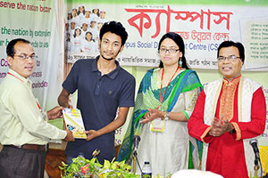 An Apprentice is awarded a Creative Book for his instant answer in the                         Apprenticeship Program of Campus. (2017)