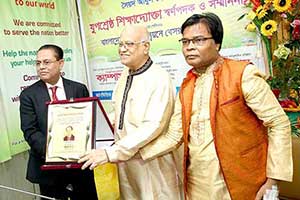 Former Minister Syed Abul Hossain receives `Jugosrestho Shikkhadoukta Sornopodok` Crest from Finance Minister AMA Muhith; Next to him Dr. M Helal. (2018)