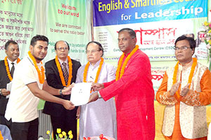 Managing Director of Robi Axiata Ltd., Mahtab Uddin Ahmed, is giving Certificates to the Participants of Free English Course (Batch 19) as Chief Guest; Dr. M Helal is                 presiding over. (2017)