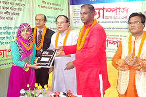 Managing Director of Robi Axiata Ltd., Mahtab Uddin Ahmed gives Special Gift to the Participants of Free English Course (Batch 19) as Chief Guest; Dr. M Helal is              presiding over. (2017)