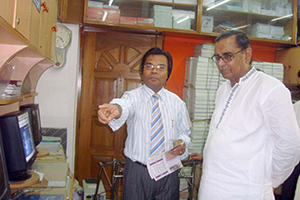 Dr. M Helal explains CMD Technology to the President of Bangladesh Workers Party, Mr. Rashed Khan Menon (2009)